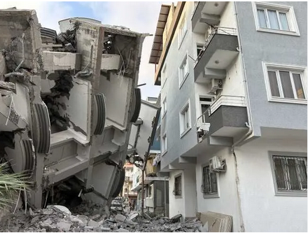 Kontrollü Yıkımda Gerilimli Anlar: Bina Yan Yapıya Devrildi