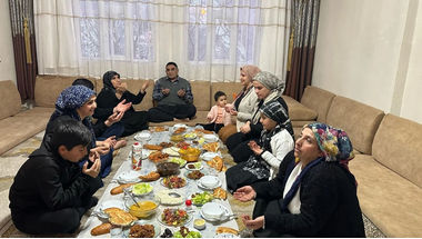 Türkiye’de İlk Ramazan İftar Şemdinli’de Açıldı: Ezan 17.52’de Okundu